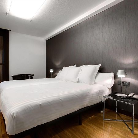 Apartamentos Mendebaldea Suites Pamplona Værelse billede