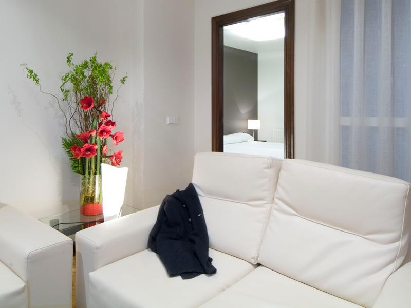 Apartamentos Mendebaldea Suites Pamplona Værelse billede