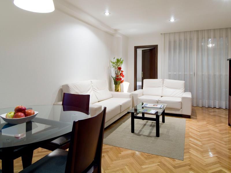 Apartamentos Mendebaldea Suites Pamplona Interiør billede