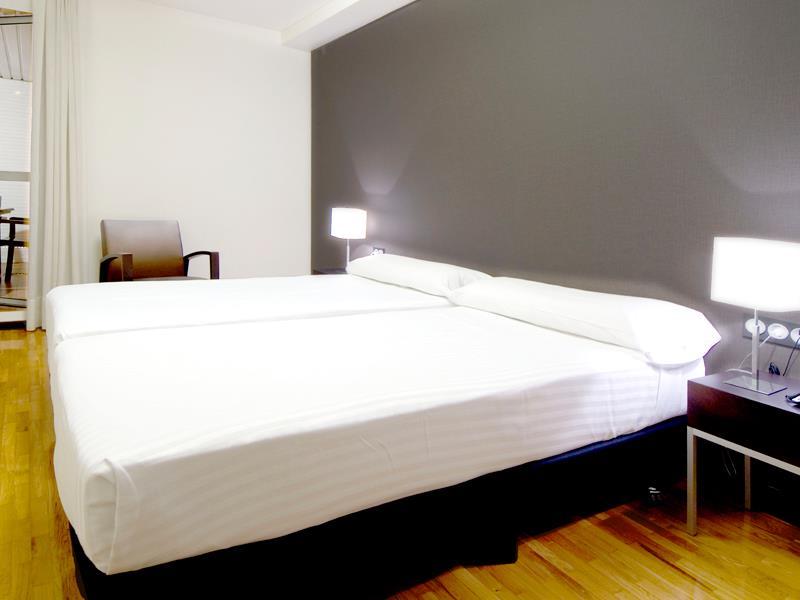 Apartamentos Mendebaldea Suites Pamplona Værelse billede