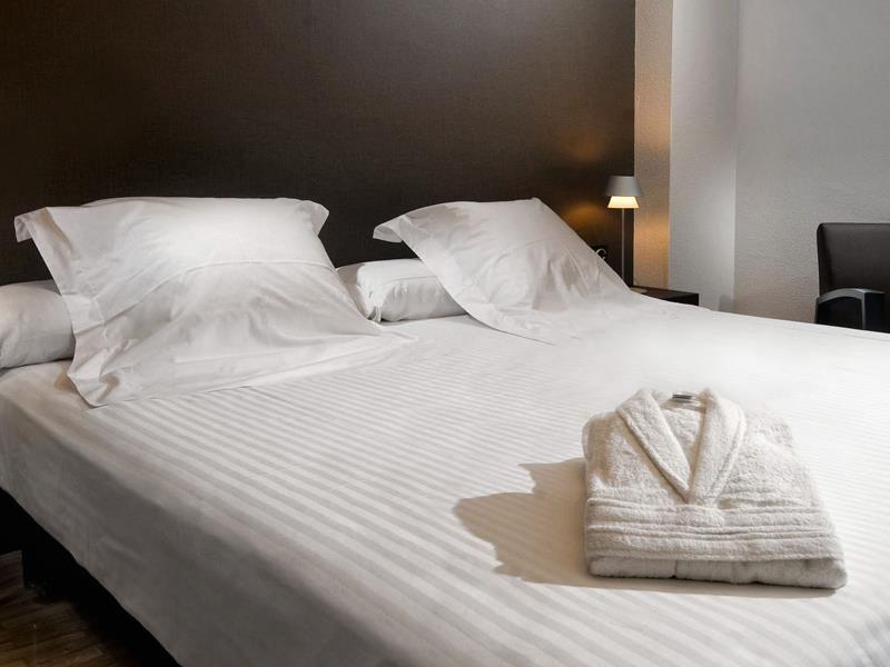 Apartamentos Mendebaldea Suites Pamplona Værelse billede