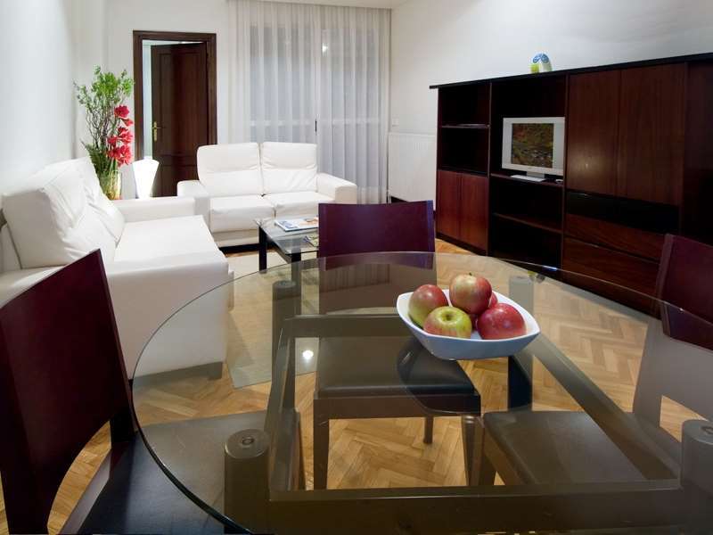 Apartamentos Mendebaldea Suites Pamplona Værelse billede