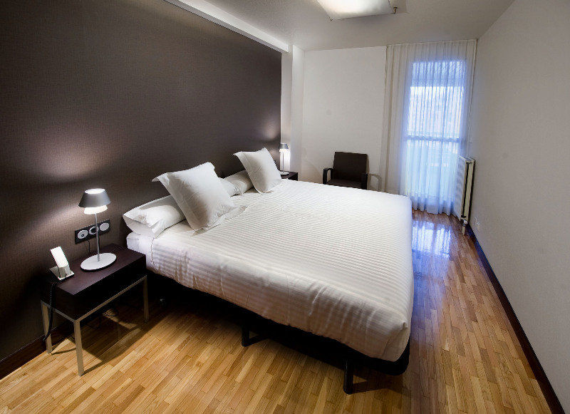 Apartamentos Mendebaldea Suites Pamplona Eksteriør billede