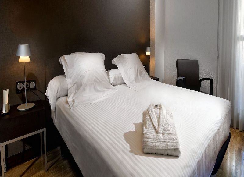 Apartamentos Mendebaldea Suites Pamplona Eksteriør billede