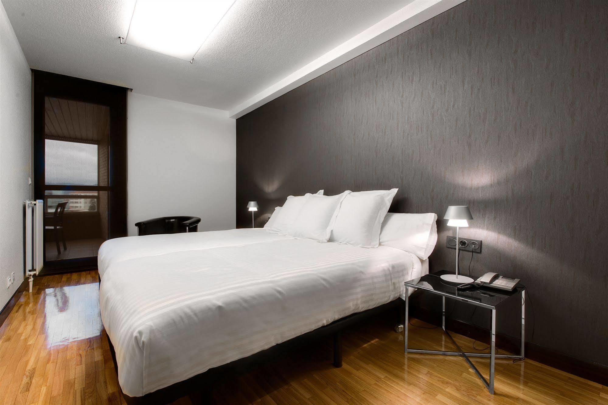 Apartamentos Mendebaldea Suites Pamplona Værelse billede