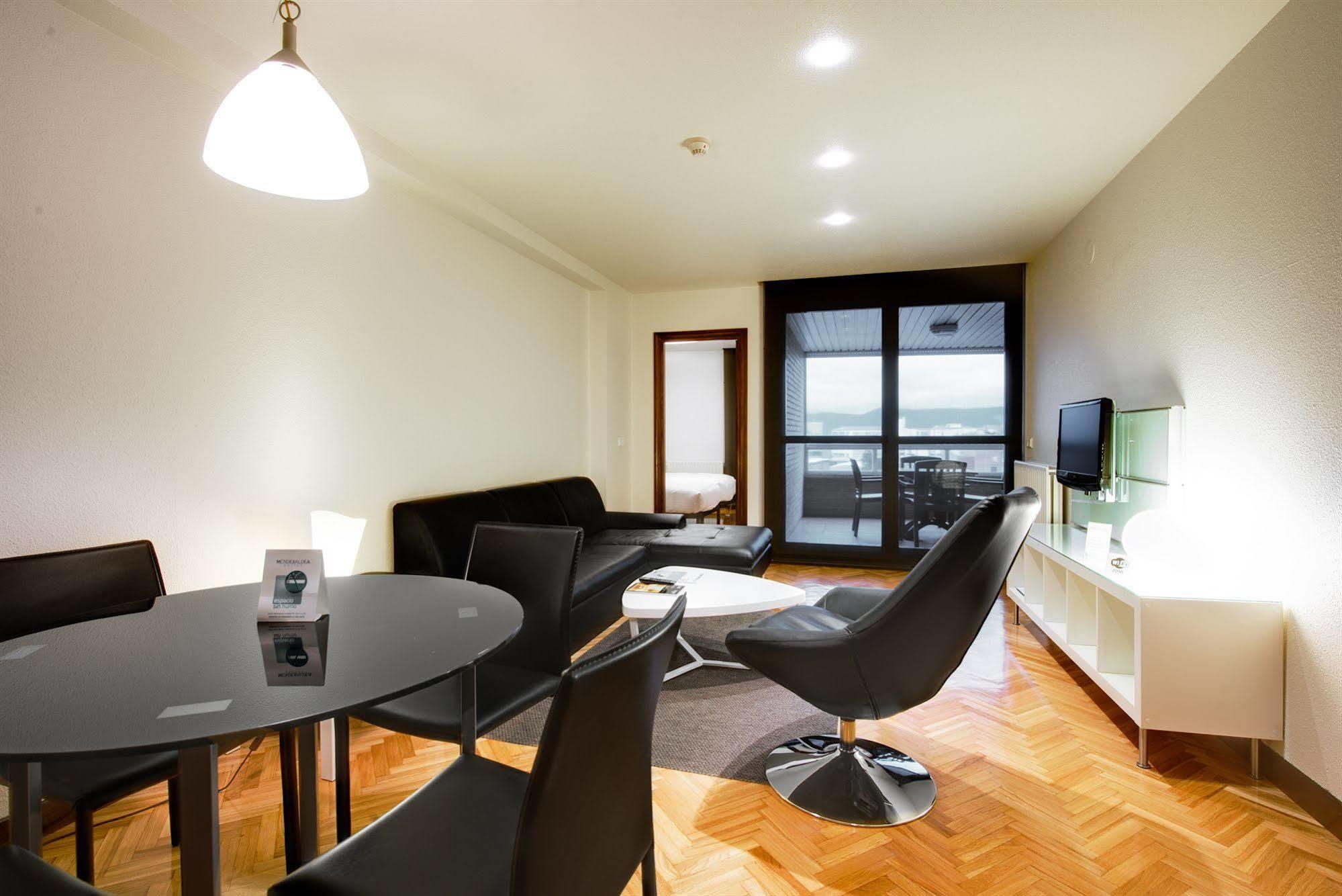 Apartamentos Mendebaldea Suites Pamplona Værelse billede