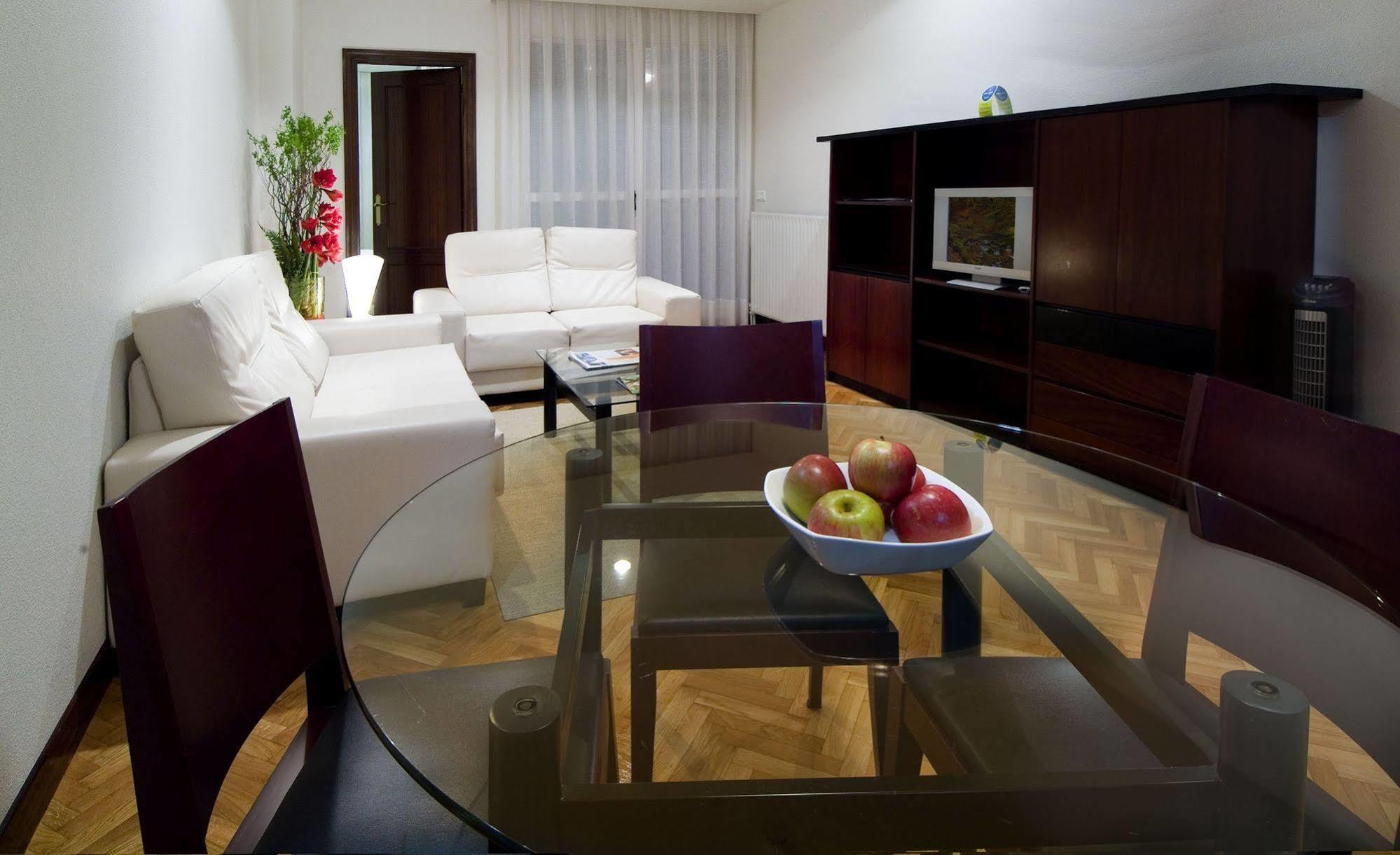 Apartamentos Mendebaldea Suites Pamplona Værelse billede