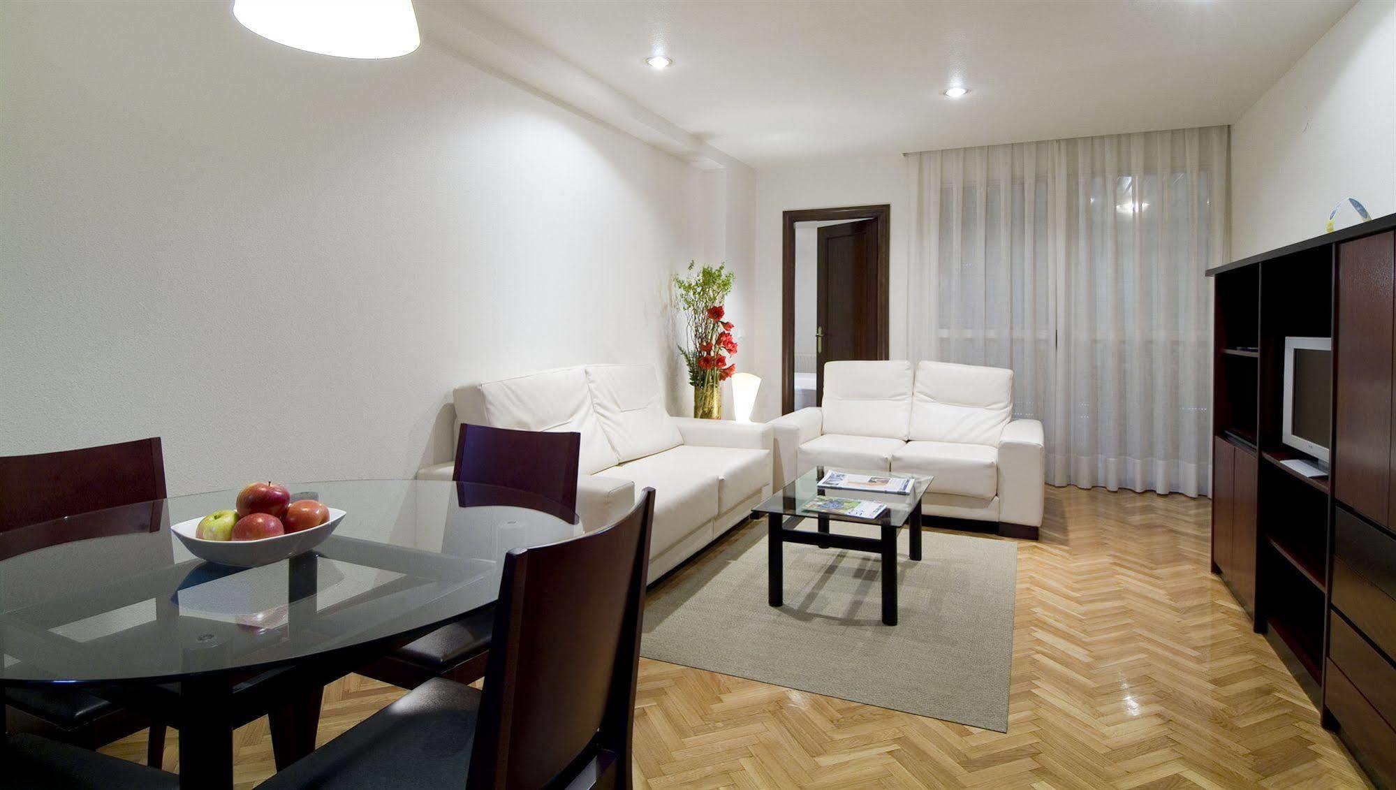Apartamentos Mendebaldea Suites Pamplona Eksteriør billede