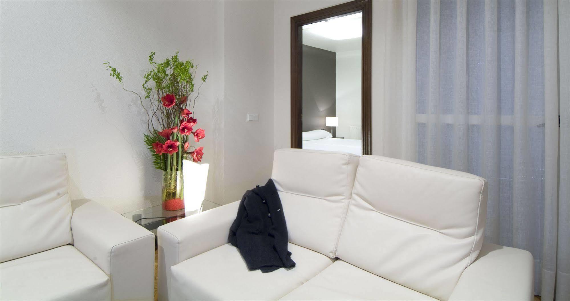 Apartamentos Mendebaldea Suites Pamplona Eksteriør billede