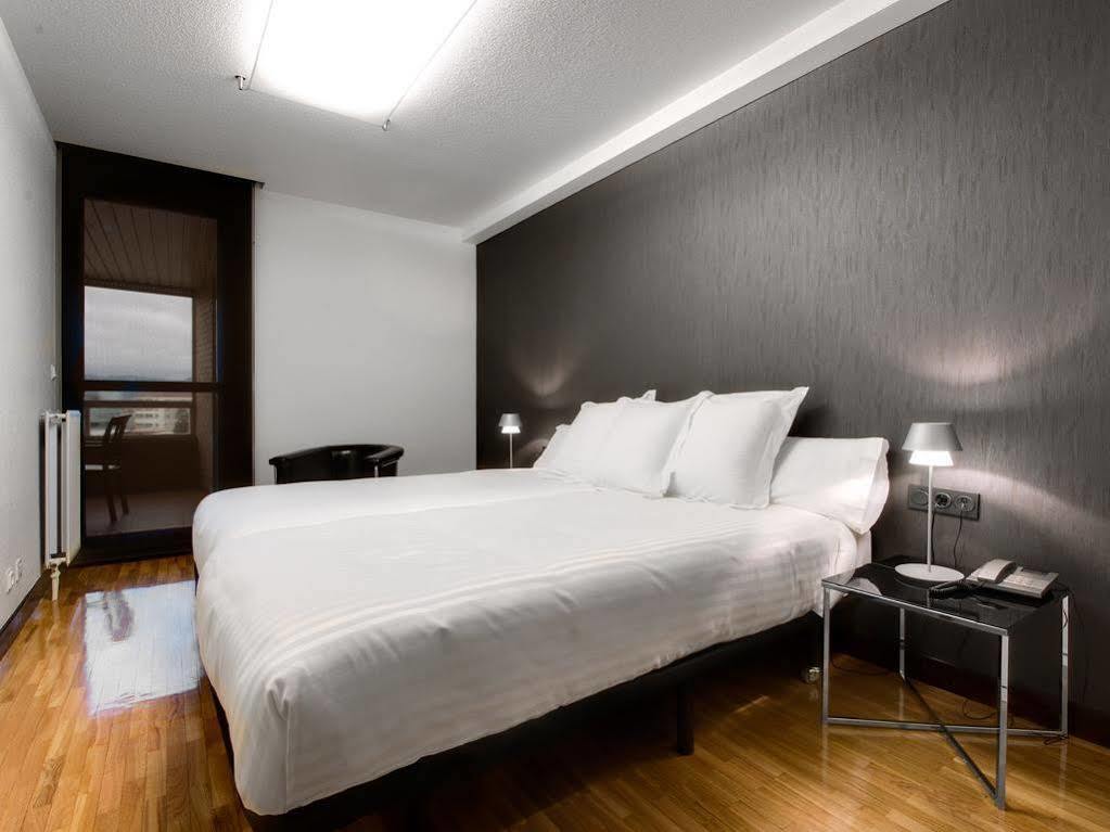 Apartamentos Mendebaldea Suites Pamplona Eksteriør billede