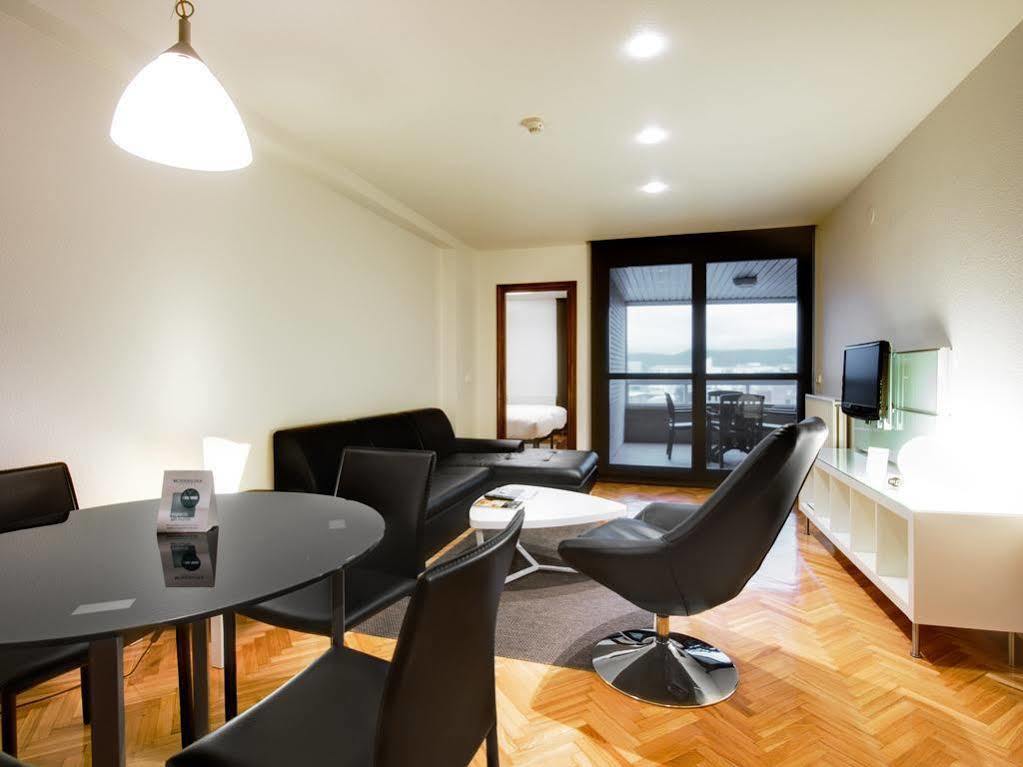 Apartamentos Mendebaldea Suites Pamplona Eksteriør billede