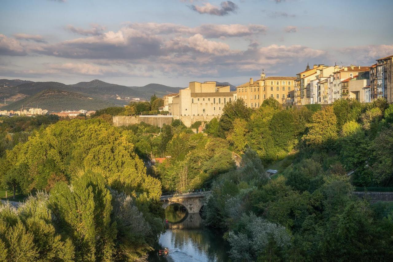 Apartamentos Mendebaldea Suites Pamplona Eksteriør billede